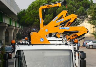 हाइड्रोलिक लोडिंग क्रेन Effer 65 2S
