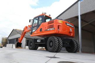 व्हील एक्सकेवेटर Doosan DX160W-3