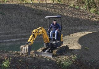 मिनी एक्सकेवेटर New Holland E17C
