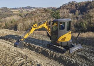 मिनी एक्सकेवेटर New Holland E26C