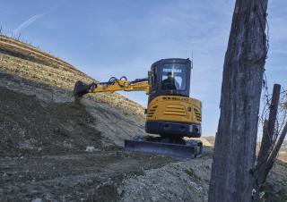 मिनी एक्सकेवेटर New Holland E26C