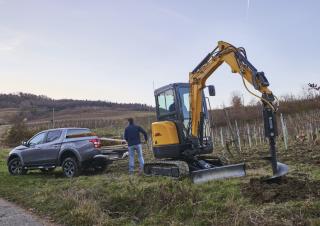 मिनी एक्सकेवेटर New Holland E26C