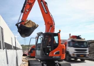 क्रॉलर एक्सकेवेटर Doosan DX140LCR-3