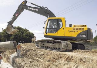 क्रॉलर एक्सकेवेटर Volvo EC210B