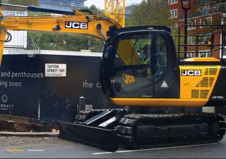 क्रॉलर एक्सकेवेटर JCB JS130 LC