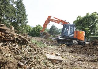 क्रॉलर एक्सकेवेटर Hitachi ZX 135 US-3
