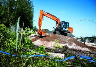 क्रॉलर एक्सकेवेटर Hitachi ZX130-6