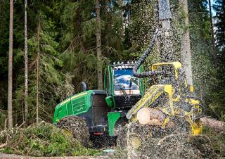फॉरेस्ट मशीनरी हार्वेस्टर John Deere 1270 G