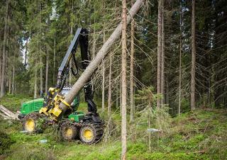 फॉरेस्ट मशीनरी हार्वेस्टर John Deere 1270 G