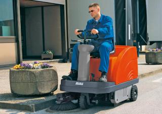 समर मेंटेनेंस इक्विपमेंट स्ट्रीट स्वीपर कॉम्पैक्ट स्वीपर Hako Sweepmaster P 900 R