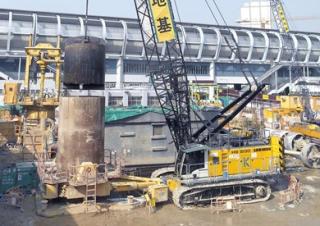 क्रॉलर क्रेन - लैटिस बूम Liebherr HS 8130