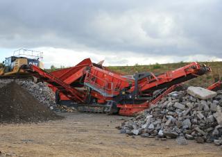 मोबाइल स्क्रीनिंग प्लांट Terex-Finlay 873+ Spaleck