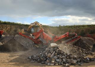 मोबाइल स्क्रीनिंग प्लांट Terex-Finlay 873+ Spaleck