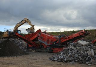 मोबाइल स्क्रीनिंग प्लांट Terex-Finlay 873+ Spaleck