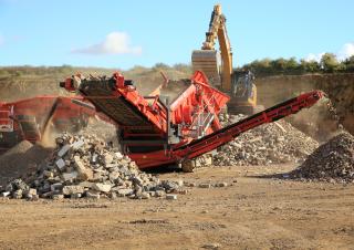 मोबाइल स्क्रीनिंग प्लांट Terex-Finlay 873+ Spaleck