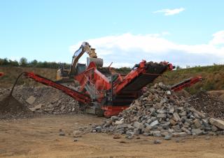 मोबाइल स्क्रीनिंग प्लांट Terex-Finlay 873+ Spaleck