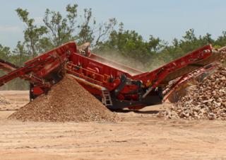 मोबाइल स्क्रीनिंग प्लांट Terex-Finlay 893