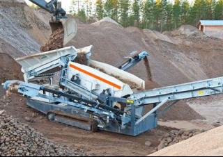 मोबाइल स्क्रीनिंग प्लांट Metso Lokotrack ST2.4