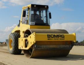 रोलर सिंगल-ड्रम रोलर Bomag BW 214 D-4