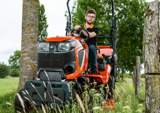 वाहन म्यूनिसिपल ट्रैक्टर फ्रंट हिच Kubota G 26 HD-3