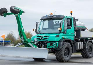 वाहन म्यूनिसिपल ट्रैक्टर फ्रंट हिच Unimog U 529 EuroMot 4