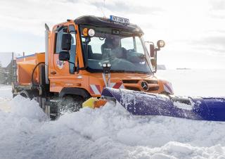 वाहन म्यूनिसिपल ट्रैक्टर फ्रंट हिच Unimog U 530 Euro 6
