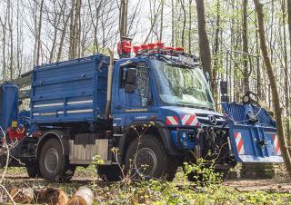 वाहन म्यूनिसिपल ट्रैक्टर फ्रंट हिच Unimog U 530 Euro 6