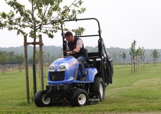 राइडिंग लॉन मोवर और गार्डन ट्रैक्टर Iseki SXG 326
