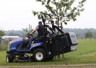 राइडिंग लॉन मोवर और गार्डन ट्रैक्टर Iseki SXG 326