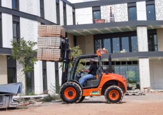 रफ टेरेन फोर्कलिफ्ट Ausa C 250 H