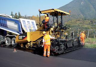 व्हील्ड एस्फाल्ट पेवर Caterpillar AP600D