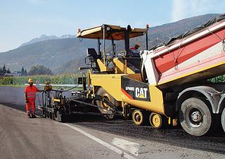 व्हील्ड एस्फाल्ट पेवर Caterpillar AP600D