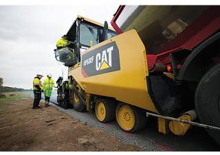 व्हील्ड एस्फाल्ट पेवर Caterpillar AP600F