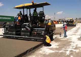 ट्रैक्ड एस्फाल्ट पेवर Caterpillar AP655F