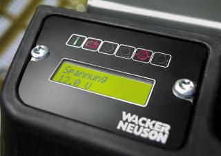 वाइब्रेटरी प्लेट कॉम्पेक्टर रिवर्सिबल वाइब्रेटरी प्लेट कॉम्पेक्टर Wacker Neuson DPU 130 r