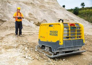 वाइब्रेटरी प्लेट कॉम्पेक्टर रिवर्सिबल वाइब्रेटरी प्लेट कॉम्पेक्टर Wacker Neuson DPU110r Lem 870