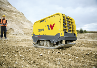 वाइब्रेटरी प्लेट कॉम्पेक्टर रिवर्सिबल वाइब्रेटरी प्लेट कॉम्पेक्टर Wacker Neuson DPU80r Lem 770