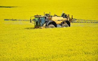 सेल्फ-प्रोपेल्ड फील्ड स्प्रेयर Challenger RoGator 655