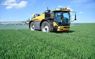 सेल्फ-प्रोपेल्ड फील्ड स्प्रेयर Challenger RoGator 655