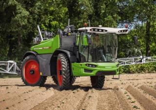 सेल्फ-प्रोपेल्ड फील्ड स्प्रेयर Fendt Rogator 665 
