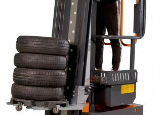 टेलीस्कोपिक बूम लिफ्ट सिंगल वर्टिकल मास्ट बूम लिफ्ट Faraone Elevah 40 Tires