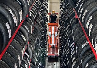 टेलीस्कोपिक बूम लिफ्ट सिंगल वर्टिकल मास्ट बूम लिफ्ट Faraone Elevah 75 Tires