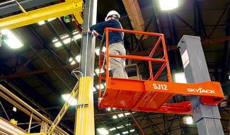 टेलीस्कोपिक बूम लिफ्ट सिंगल वर्टिकल मास्ट बूम लिफ्ट Skyjack SJ 12