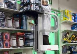 टेलीस्कोपिक बूम लिफ्ट सिंगल वर्टिकल मास्ट बूम लिफ्ट Bravi Spin-Go 