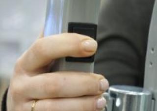 टेलीस्कोपिक बूम लिफ्ट सिंगल वर्टिकल मास्ट बूम लिफ्ट Bravi Spin-Go 