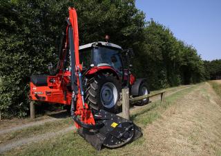 समर मेंटेनेंस इक्विपमेंट स्लोप मोवर Kuhn Agri-Longer GII 6045 P TD