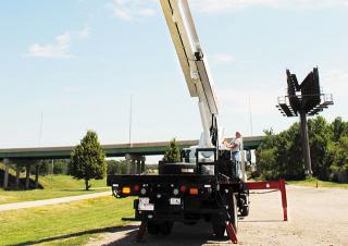 टेलीस्कोपिक बूम लिफ्ट ट्रक माउंटेड टेलीस्कोपिक बूम लिफ्ट Elliott Equipment G85F HiReach