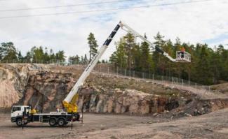 टेलीस्कोपिक बूम लिफ्ट ट्रक माउंटेड टेलीस्कोपिक बूम लिफ्ट Bronto Skylift S 56 XR