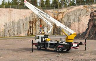 टेलीस्कोपिक बूम लिफ्ट ट्रक माउंटेड टेलीस्कोपिक बूम लिफ्ट Bronto Skylift S 56 XR