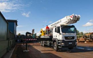 टेलीस्कोपिक बूम लिफ्ट ट्रक माउंटेड टेलीस्कोपिक बूम लिफ्ट Bronto Skylift S 56 XR